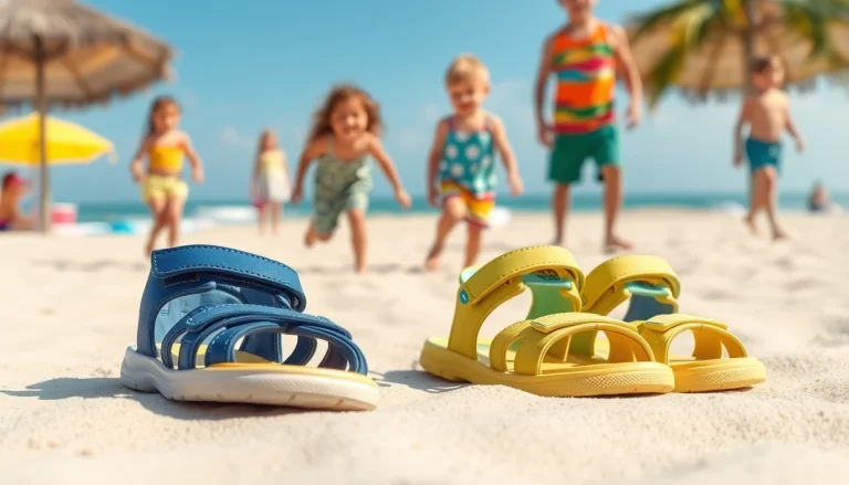 Kindersandalen in bunten Designs auf dem Sandstrand, ideal für sommerliche Abenteuer.